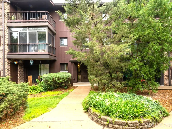 64 Pier Dr APT 302, Westmont, IL 60559