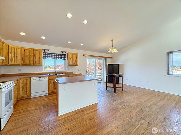 5th image of 700 W Fir Street