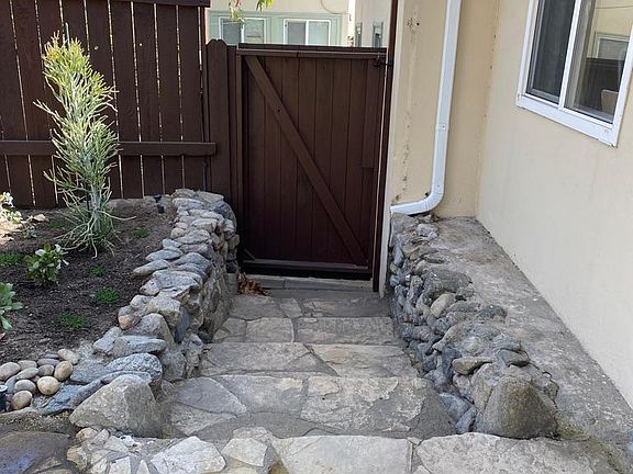 4th image of 1041 1/2 E Providencia Ave