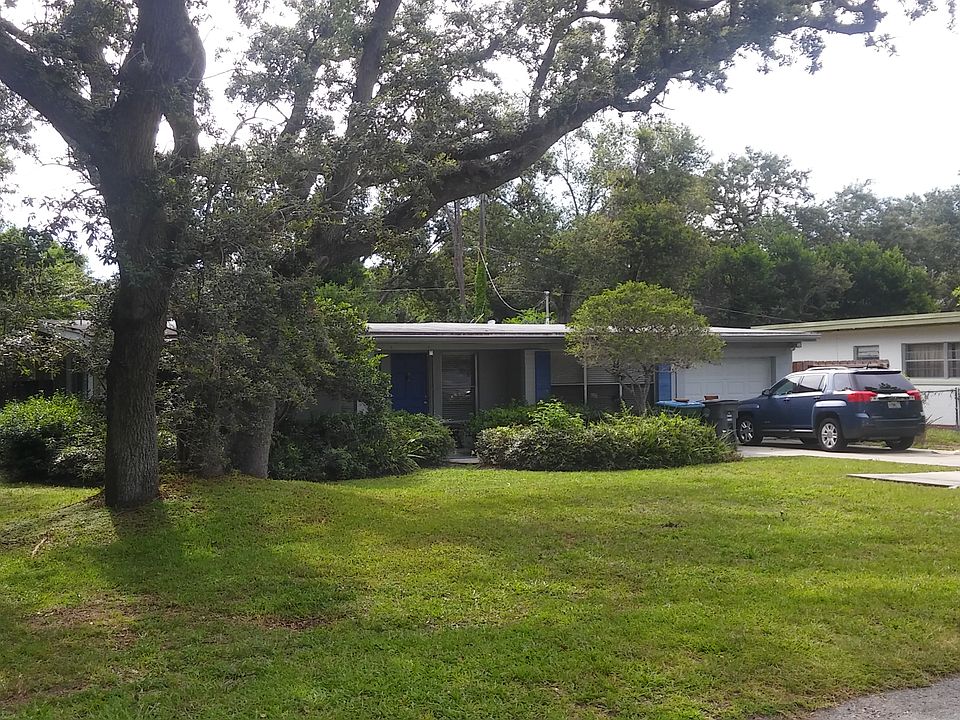 Home sits on oversized lot