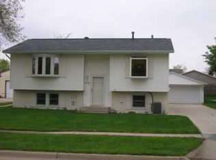 1052 Fleur Dr, Waterloo, IA 50701