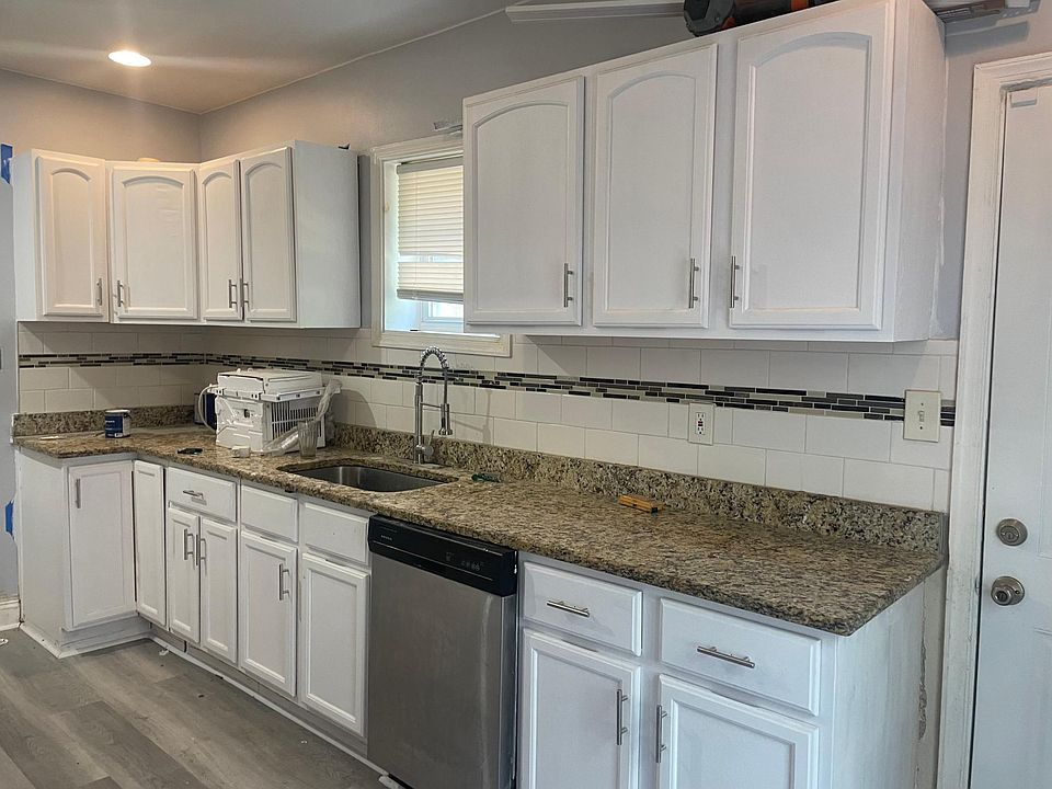 1st image of 615 W 7th St