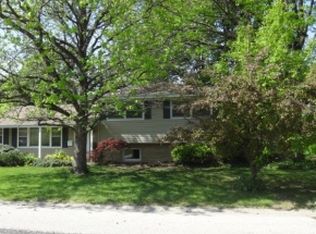 12 Circle Dr, Charleston, IL 61920