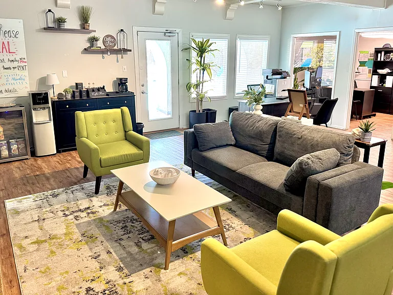 Prestonwood Hillcrest Apartments — Photo 18