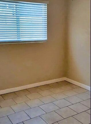 5th image of 4209-4223.5 Winona Ave #4223