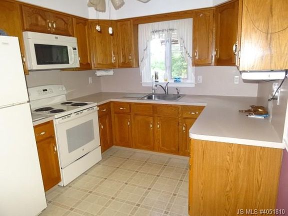 5th image of 16 Zeeland Dr