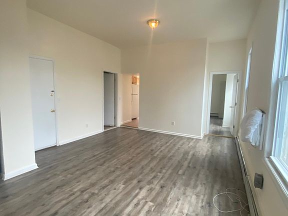 3rd image of 465 Warburton Ave #1