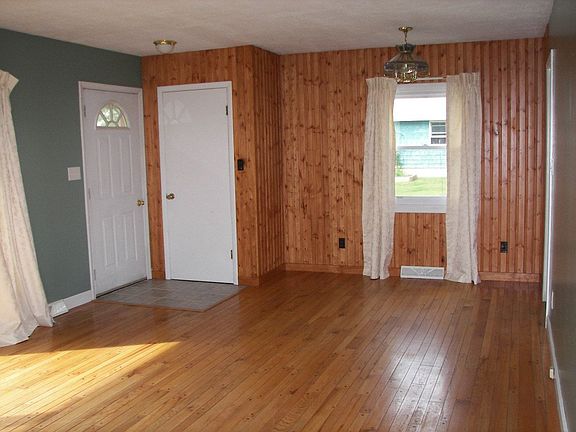 Dining area has peg harwood flooring .