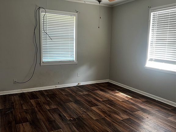 4th image of 305 Park St