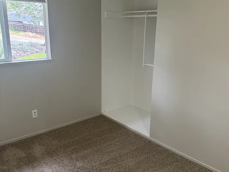 905 Oak St — Photo 5
