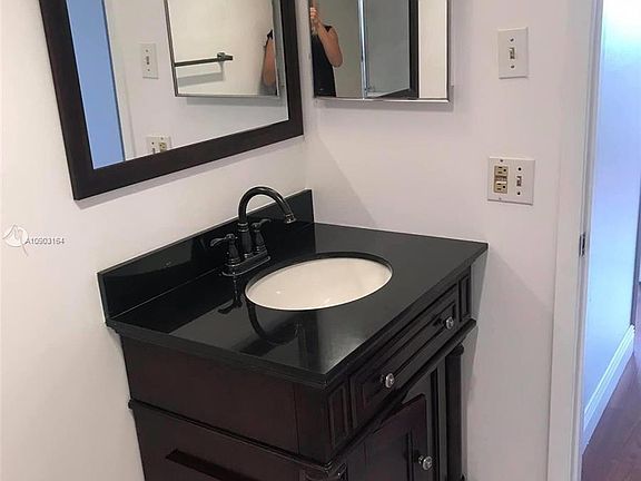 5th image of 919 Hillcrest Dr APT 404