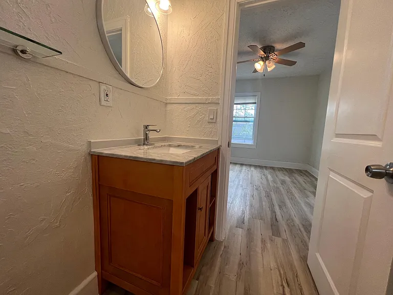 242 Taylor Ave S #1/2 — Photo 9