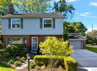 18569 Riverside Dr, Beverly Hills, MI 48025