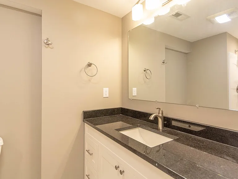 121 N Roosevelt St — Photo 8