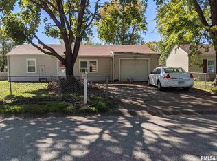 6902 Oak St, Davenport, IA 52806