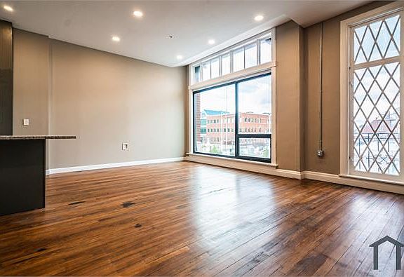 4th image of 3800 Euclid Ave #109