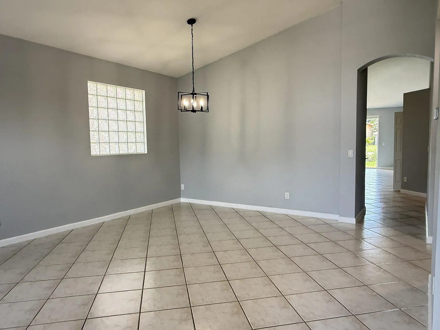 3 bed, 2.0 bath, 1828 sqft, $3,395 — Photo 4