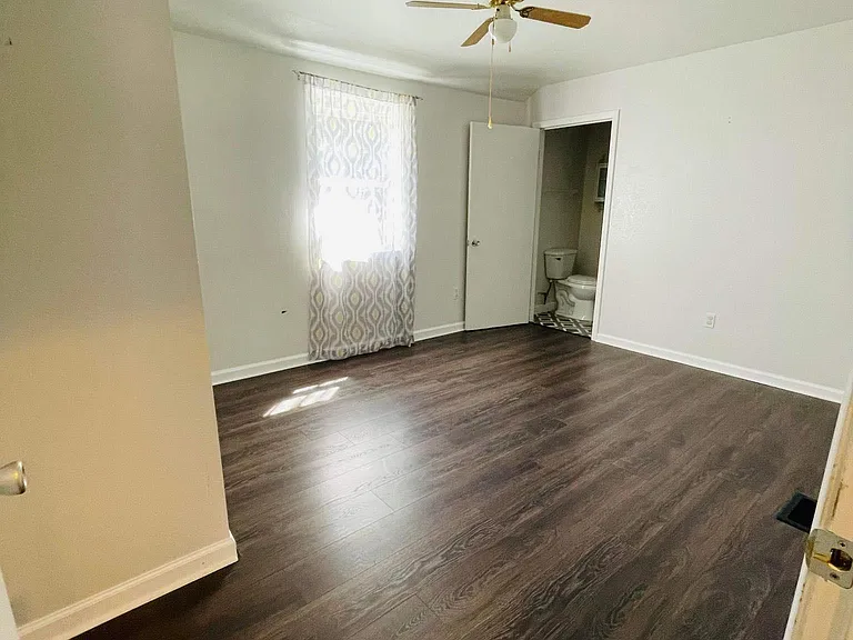 Master bedroom w/bathroom