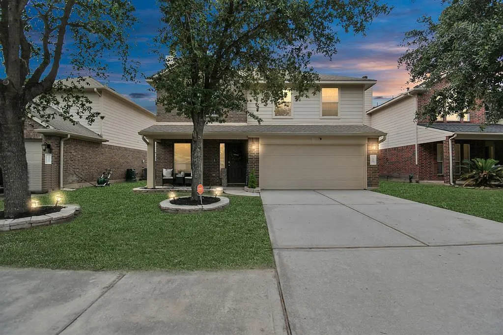 4 bed, 2.5 bath, 3215 sqft, $2,300 — Photo 1