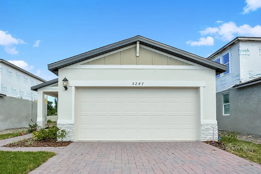 4 bed, 2.0 bath, 1687 sqft, $2,305 — Photo 1