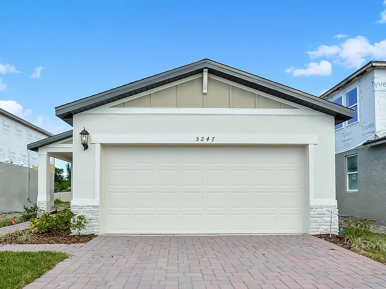 5247 Meredrew Ln — Photo 1