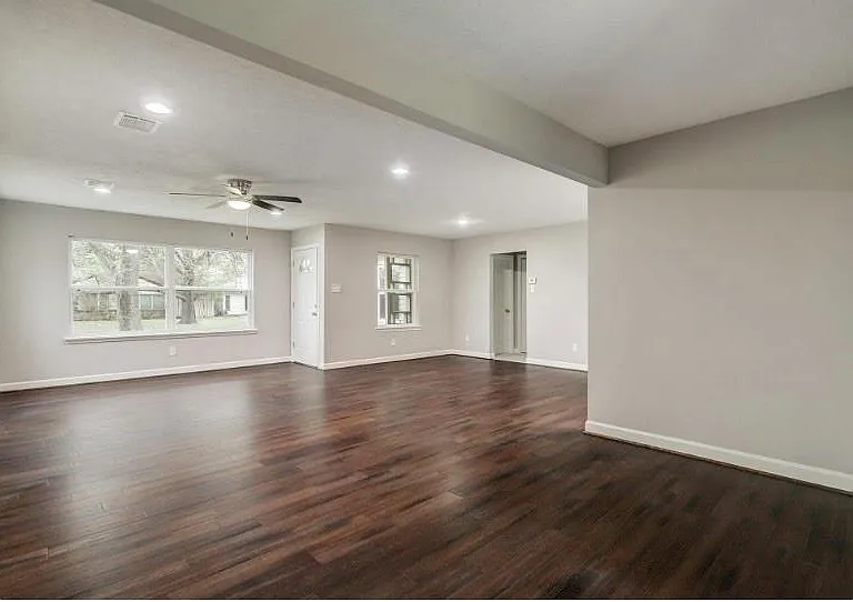 4627 Maple St — Photo 2