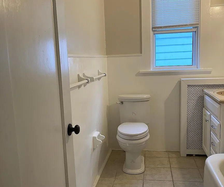 Bathroom (1/2).