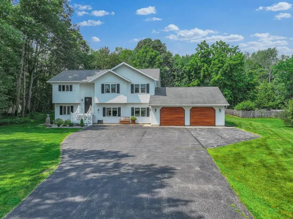 2469 Lakeview Dr, Suamico, WI 54173