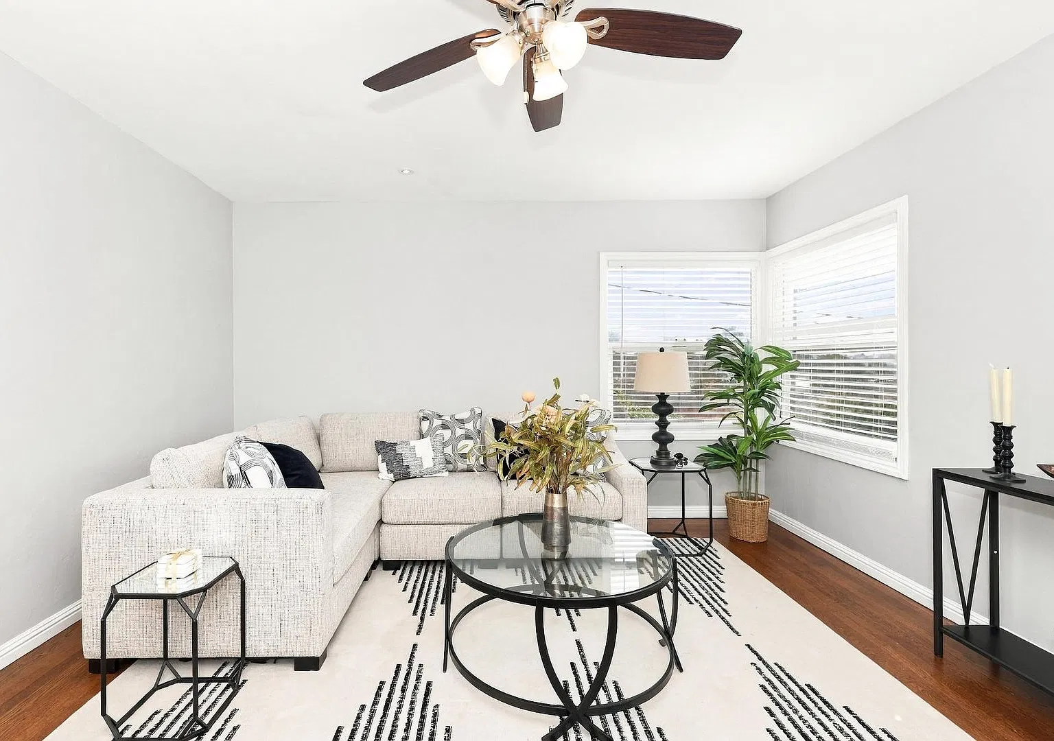 Beautiful 2 Bedroom Upstairs Unit In Desirable Richmond Annex! — Photo 3