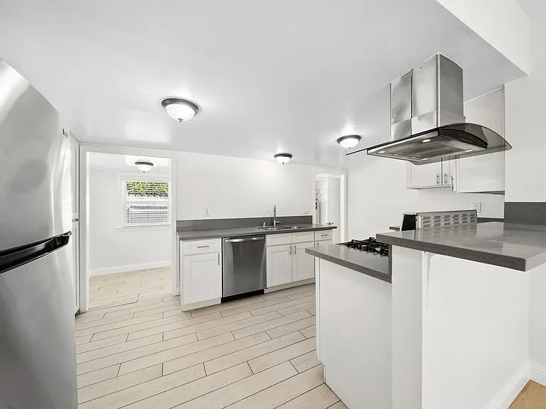 2545 Elden Ave — Photo 4