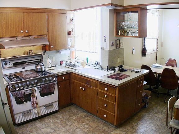 Spacious kitchen with Breakfast Nook