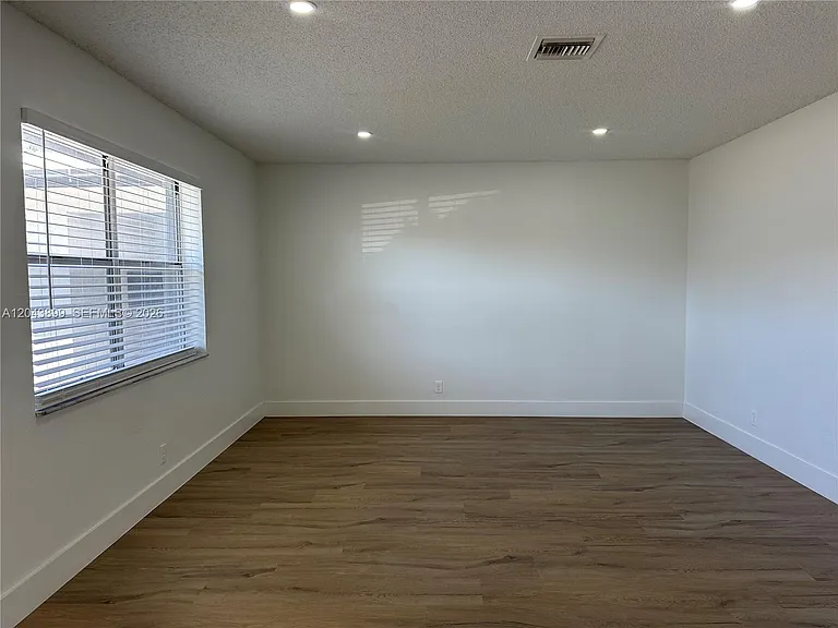 899 NE 15th St #3 — Photo 7