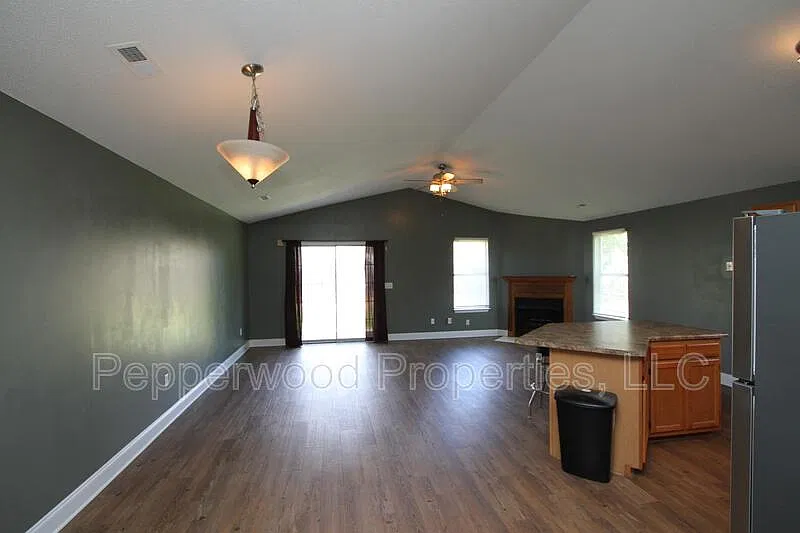 3 bed, 2.0 bath, 1433 sqft, $1,550 — Photo 2