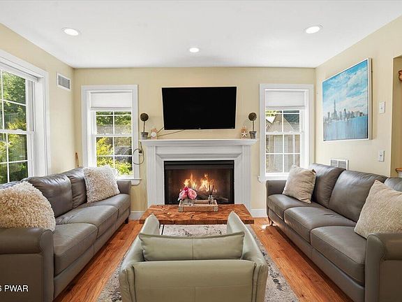 2nd image of 142 Wallenpaupack Dr