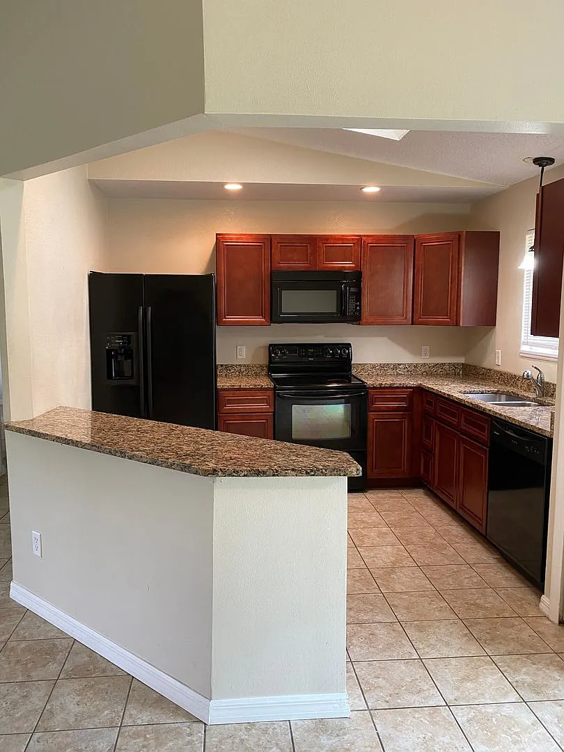 3 Bedroom, 2 Bath Home With Big Back Yard. — Photo 4