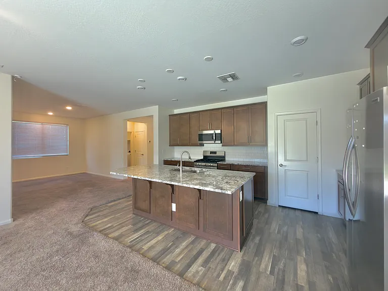 4523 N 92nd Ave — Photo 7