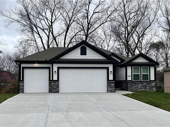 2204 N Woodsbury Rd, Independence, MO 64058