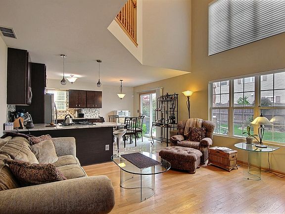 5th image of 450 Edgewater Dr