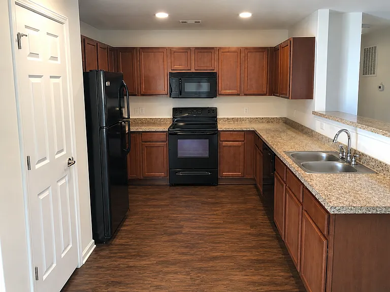 8 Milsbury Ln — Photo 4
