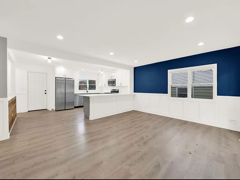 716 NW Holcomb Dr — Photo 2