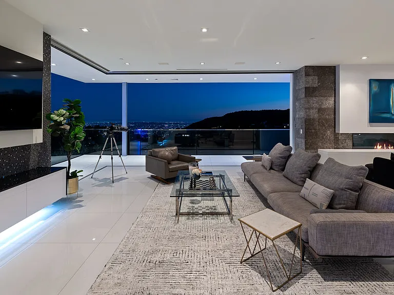 7080 W Mulholland Dr — Photo 17