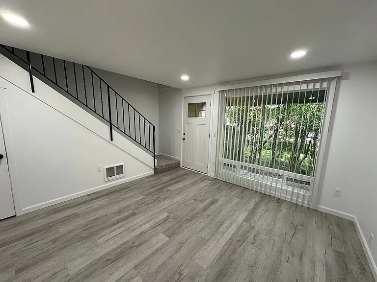 Santiam 1527 Triplex — Photo 2