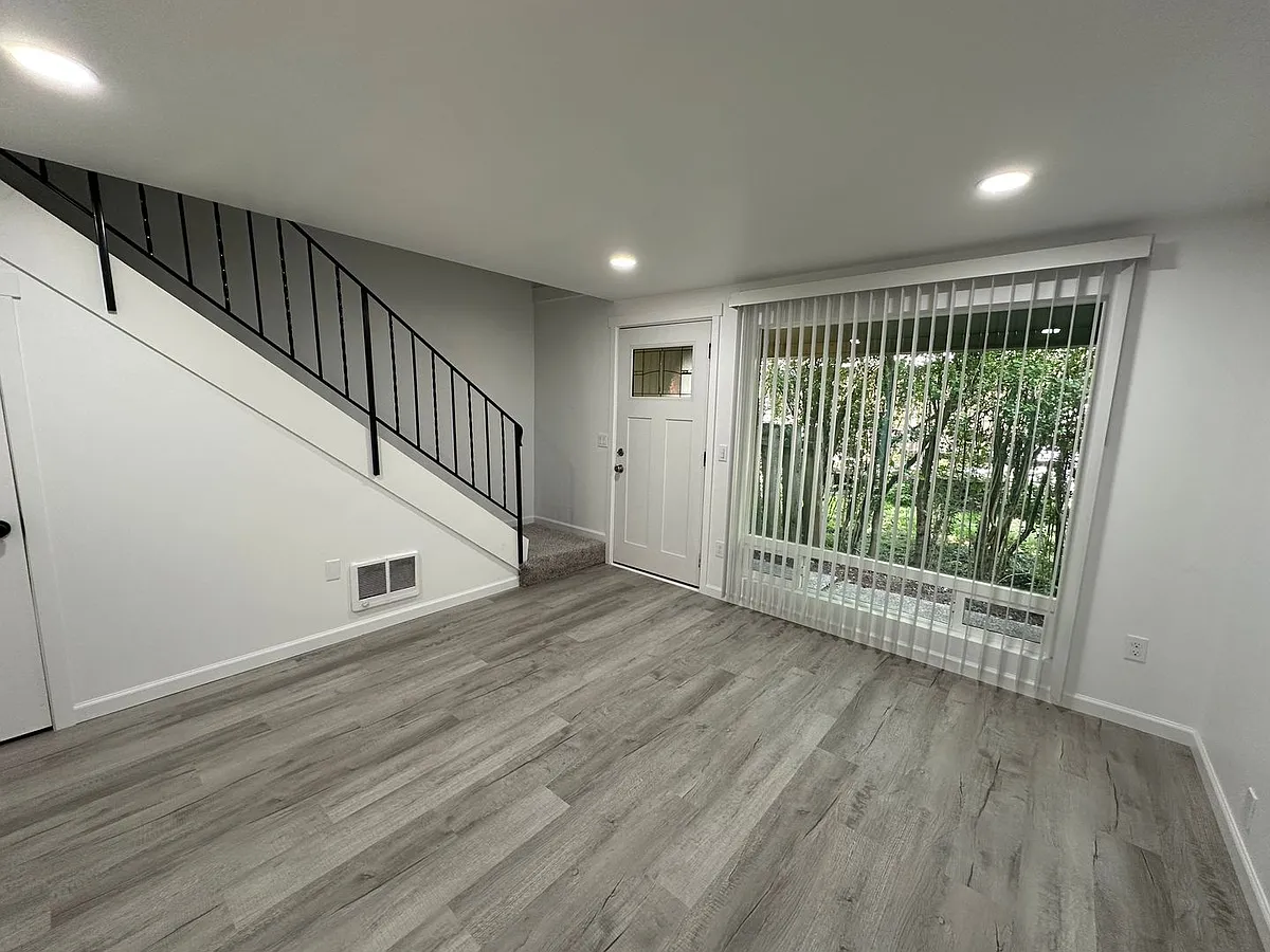 Building Photo - Santiam 1527 Triplex