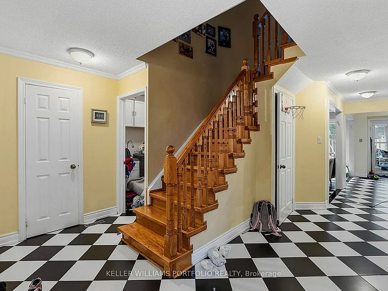 73 Jessica Gdns — Photo 4