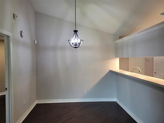 4th image of 10119 Park Ln