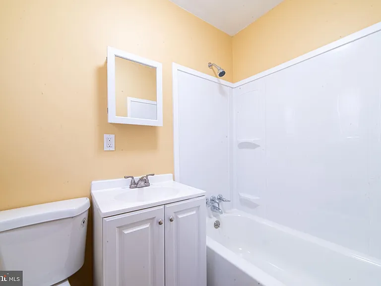 323 W Peach St #B — Photo 7