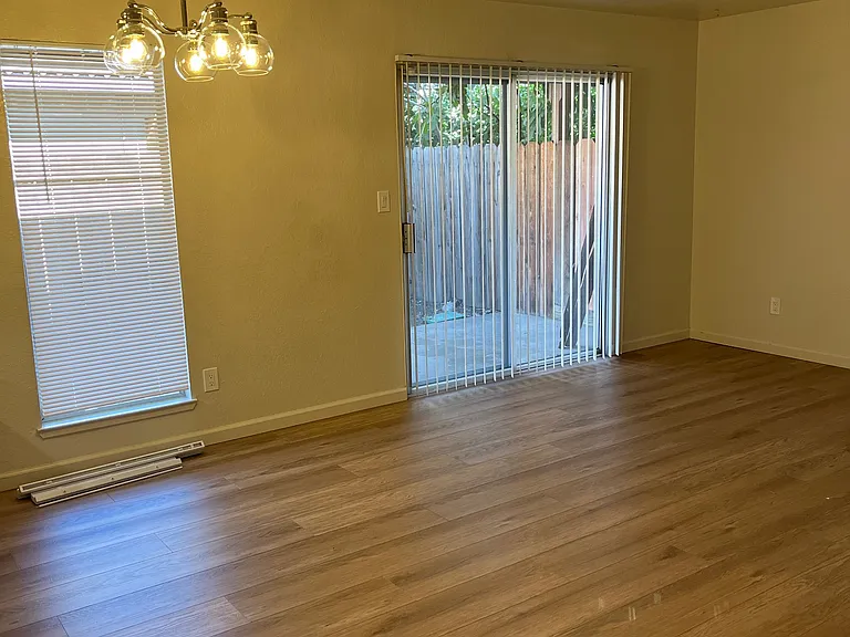 2020 Floyd Ave — Photo 7