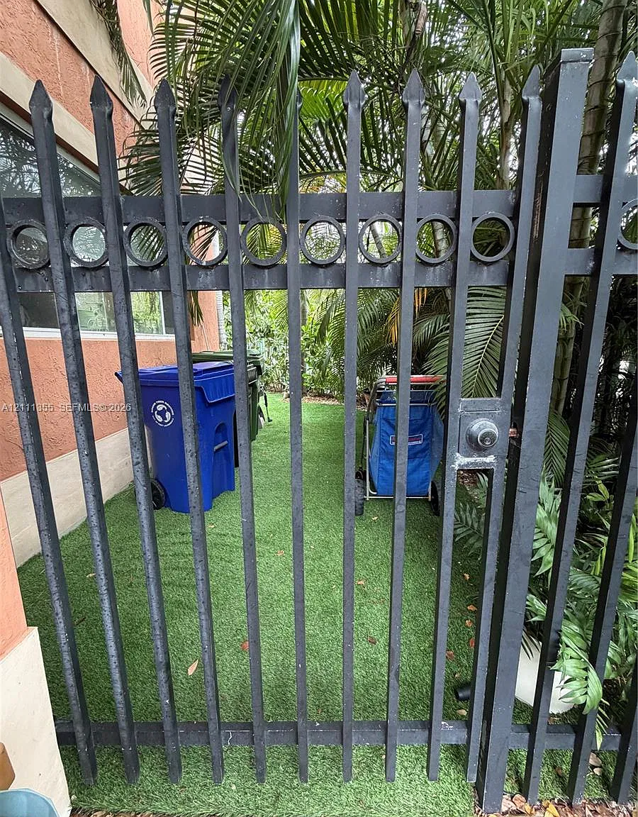 Lauderdale — Photo 2