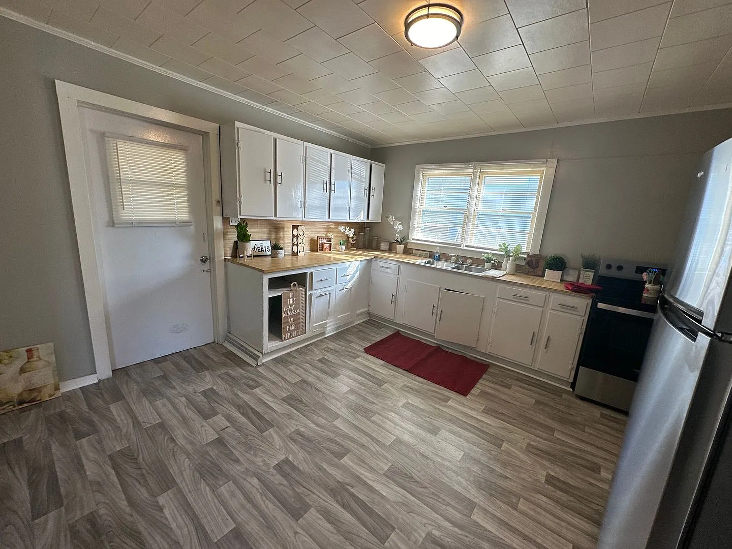2 Bed House w/ Wooden floors, Large Front porch, Central HVAC & Huge yard! — Photo 4