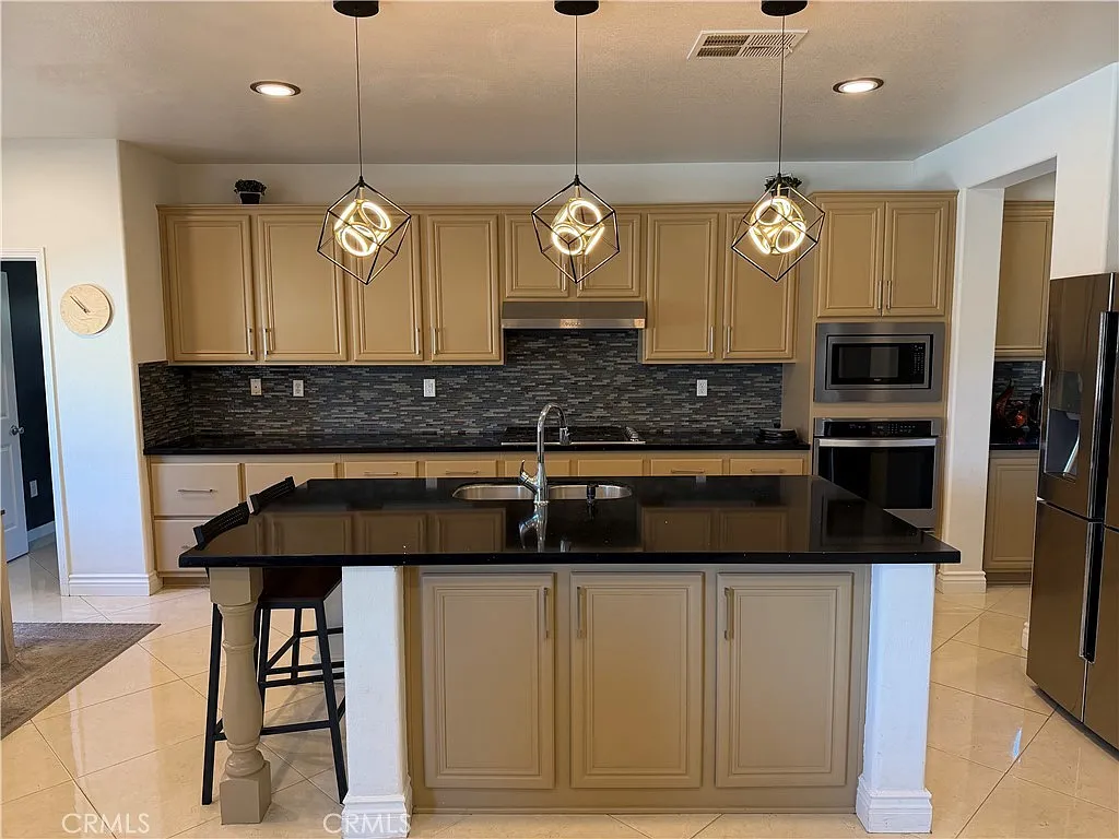 5 bed, 4.5 bath, 4306 sqft, $4,800 — Photo 3